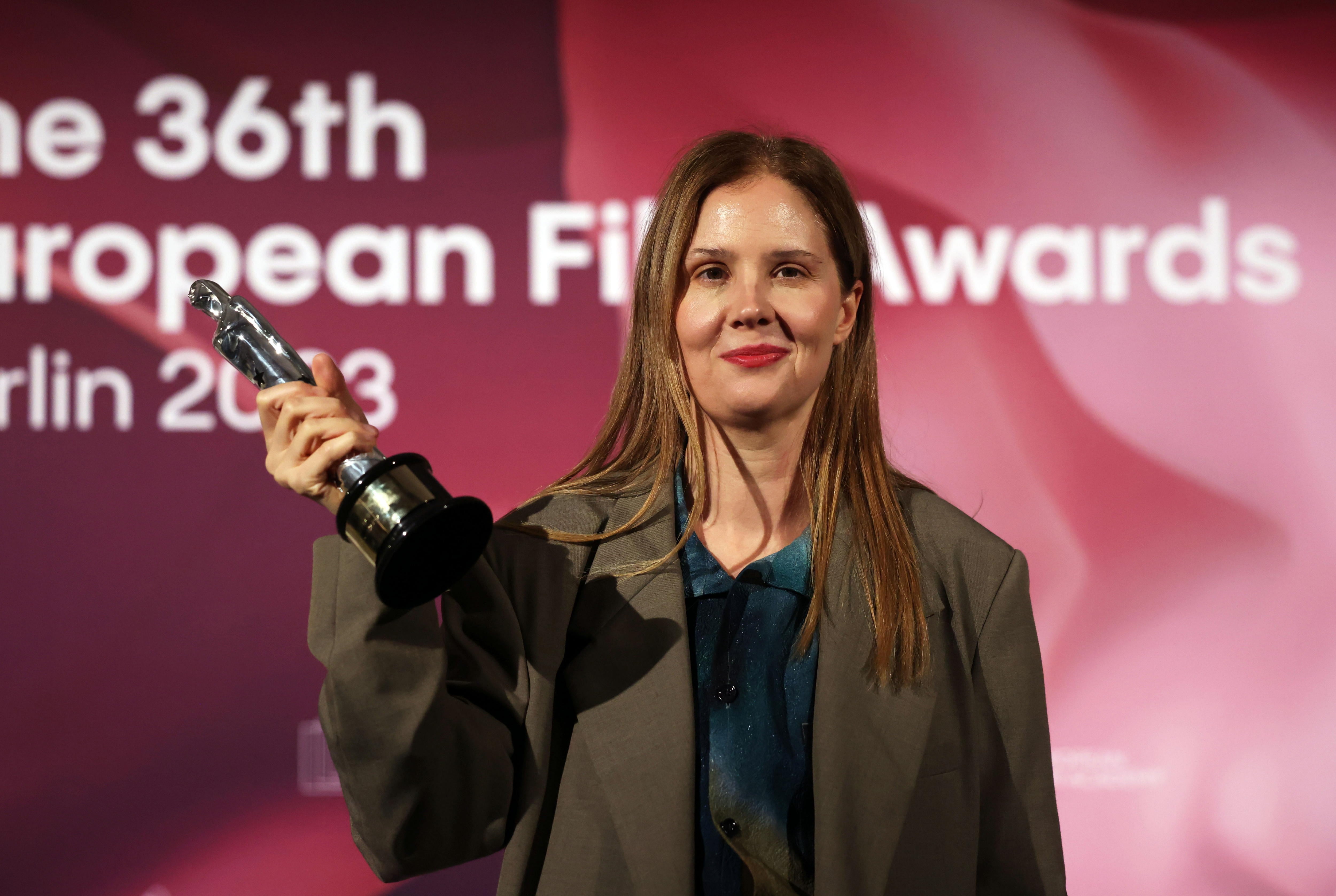 Berlin (Germany), 09/12/2023.- French Director Justine Triet poses with her European Director 2023 Award for &#039;Anatomy Of A Fall&#039; during the 36th European Film Awards in the Arena Berlin in Berlin, Germany, 09 December 2023. (Cine, Alemania) EFE/EPA/CLEMENS BILAN
