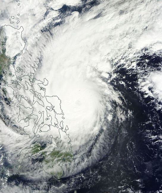 Imagen de la NASA del tifón Hagupit que azota Filipinas