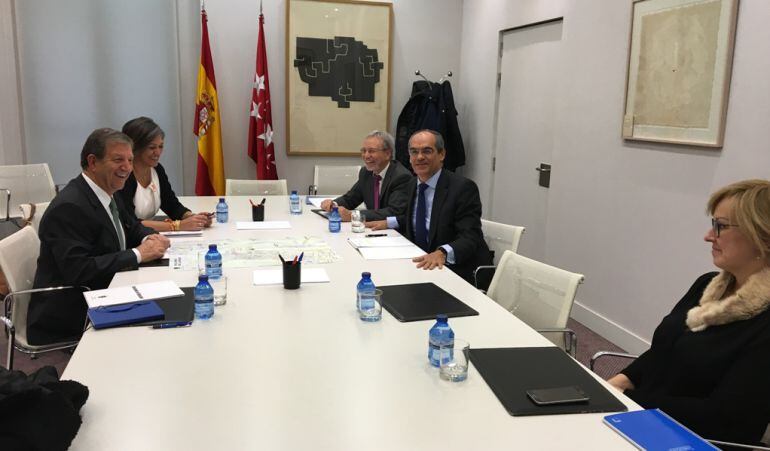 Reunión entre el alcalde de Villanueva de la Cañada, Luis Partida y el consejero de Educación, Juventud y Deportes, Rafael Van Grieken