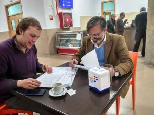 El Alcalde de Plasencia y el Concejal de Hacienda durante la reunión de presupuestos en la cafetería del complejo educativo rien al ser "pillados" por la SER