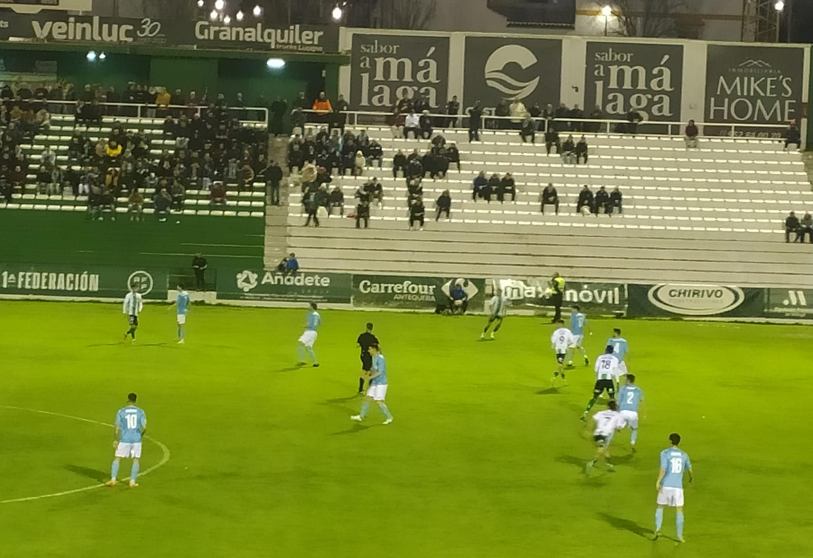 Instante del partido jugado por el CD Alcoyano en el Estadio &quot;El Mauli&quot; de Antequera