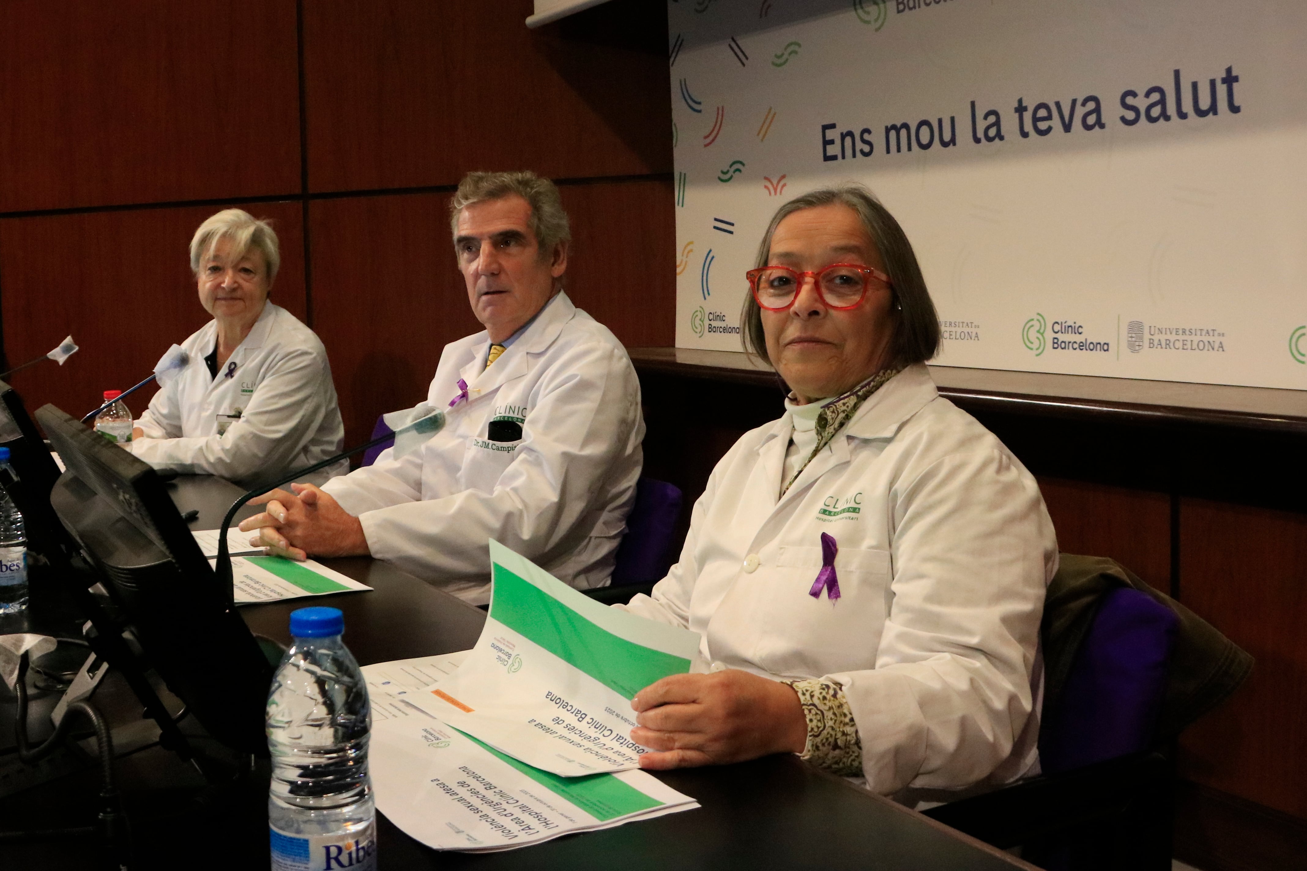 Lluïsa Garcia, presidenta de la comissió de Violència Masclista i Salut; Josep Maria Campistol, director general de l'Hospital Clínic, i Teresa Echeverría, membre fundadora de la Comissió de Violència Masclista i Salut