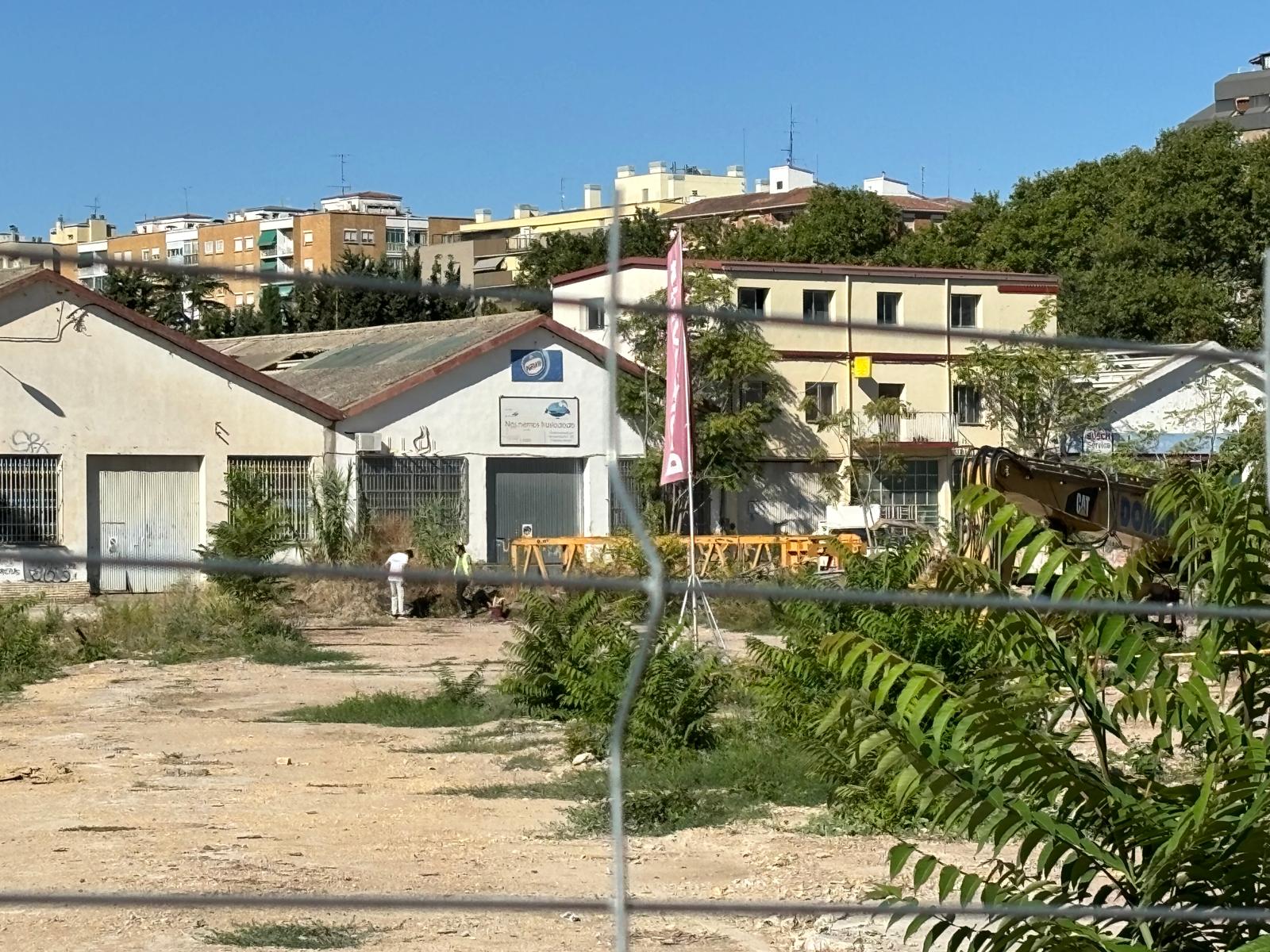 Trabajadores llevando a cabo labores iniciales de lo que será la urbanizacón del solar de las Harineras