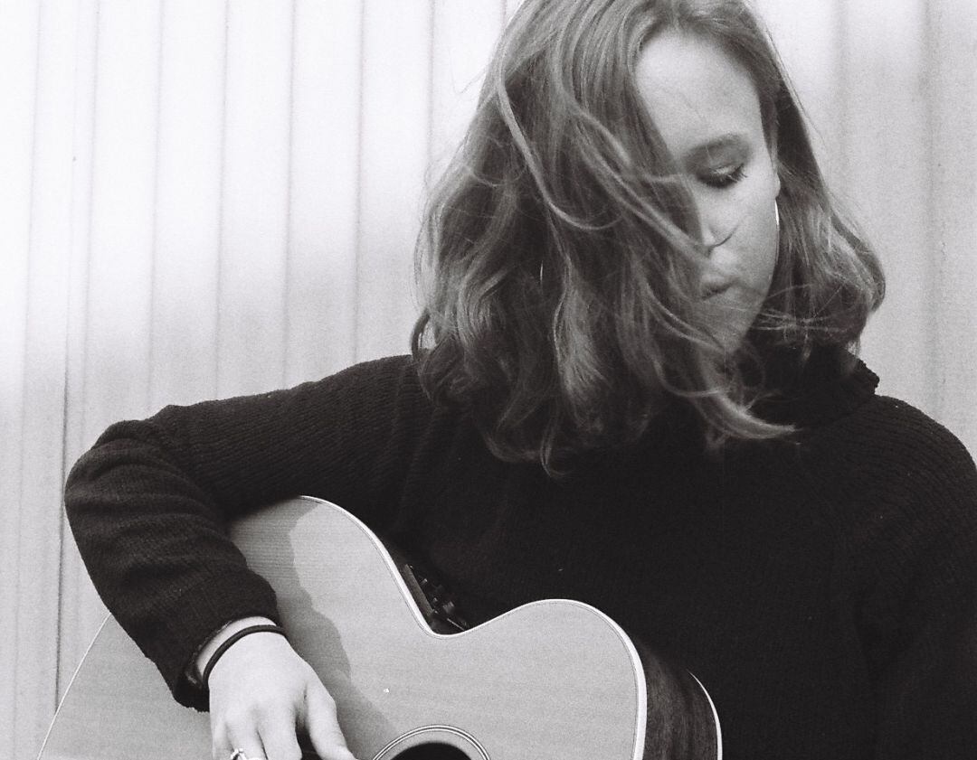 La cantante catalana tocando la guitarra