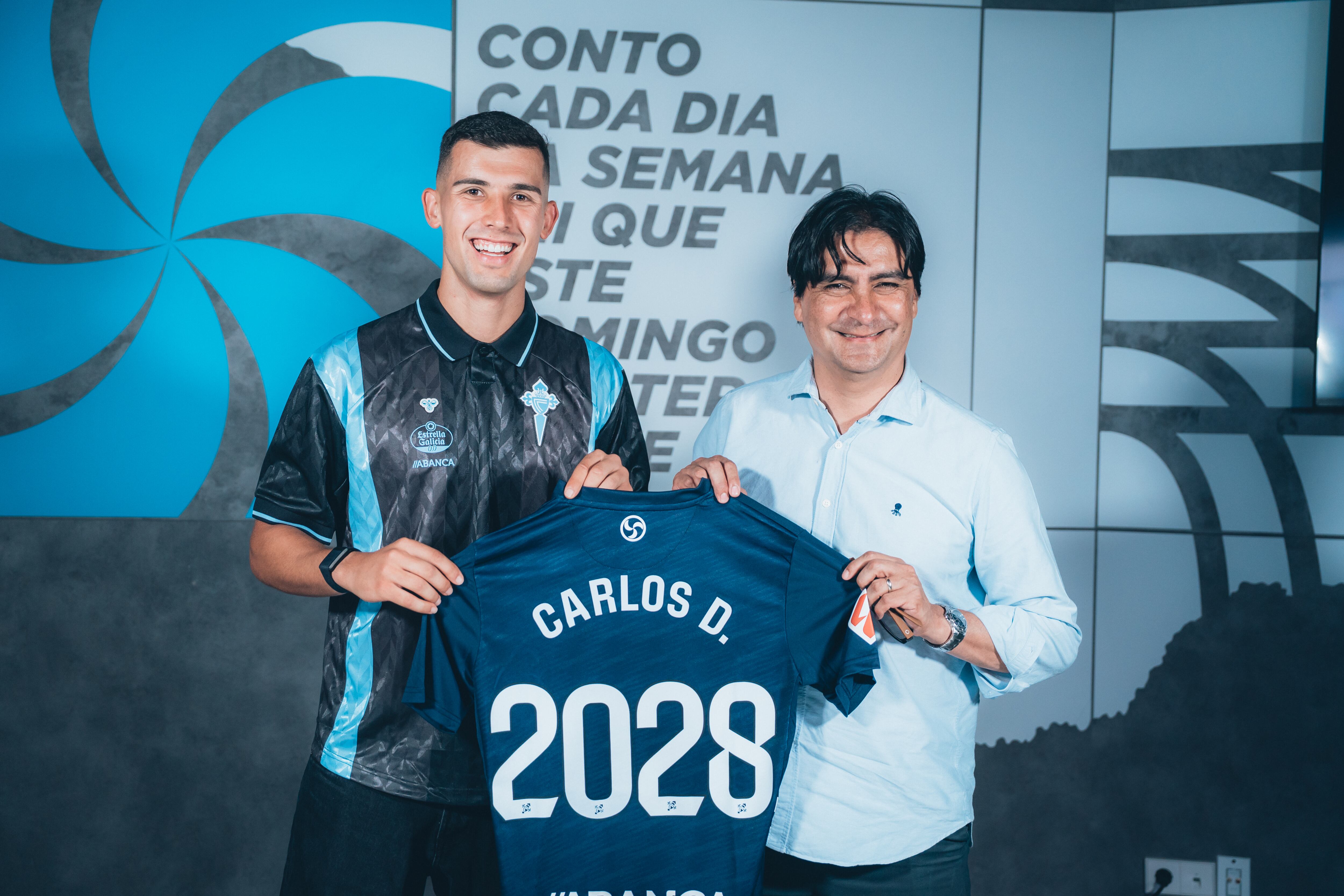 Carlos Domínguez, junto al director de fútbol del Celta, Marco Garcés, tras firmar su renovación