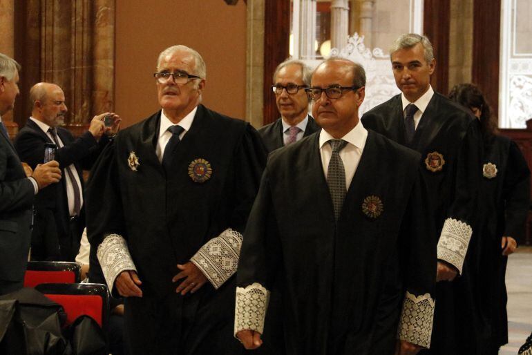 El presidente del Tribunal Superior de Justícia de Catalunya, Jesús María Barrientos, y el fiscal superior de Catalunya, José María Romero de Tejada, durante la jura de fiscales el pasado 22 de septiembre.