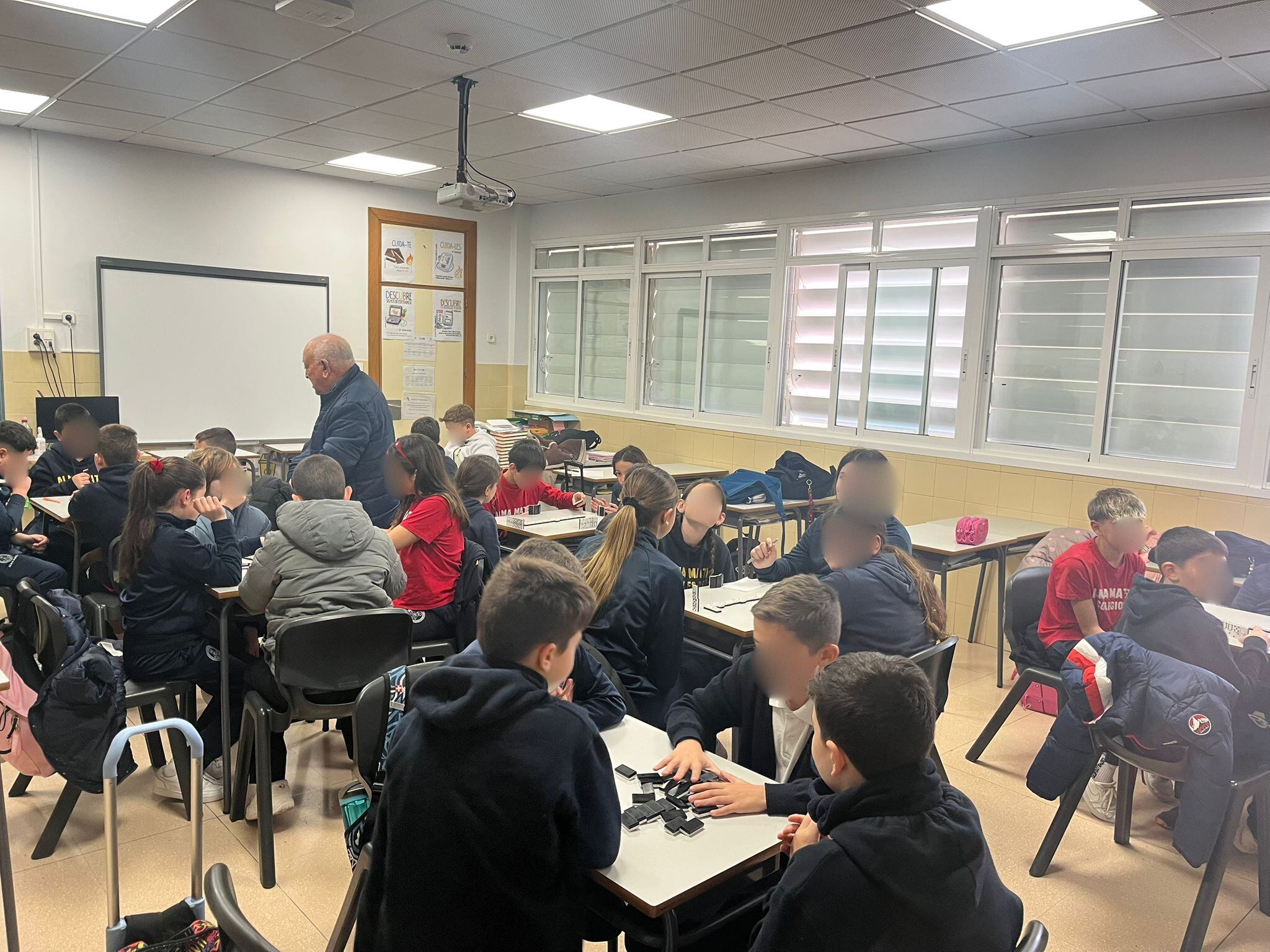 El dominó se reinventa como deporte escolar en Cartagena