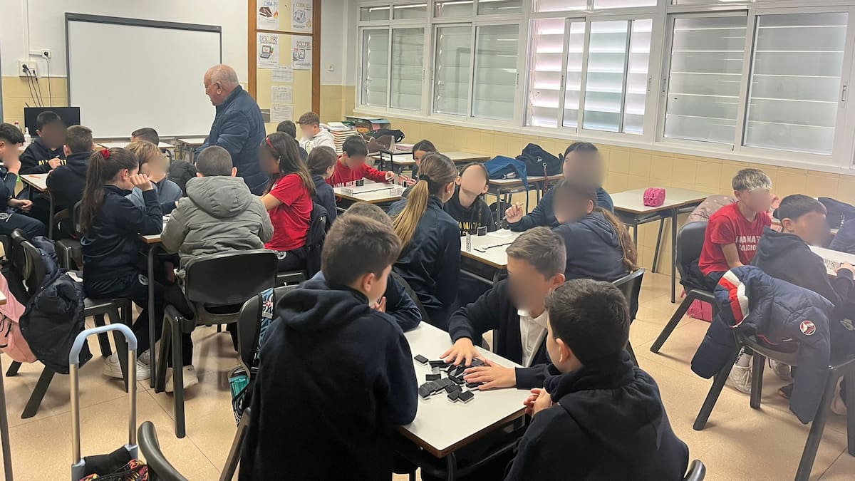 El dominó se reinventa como deporte escolar en Cartagena