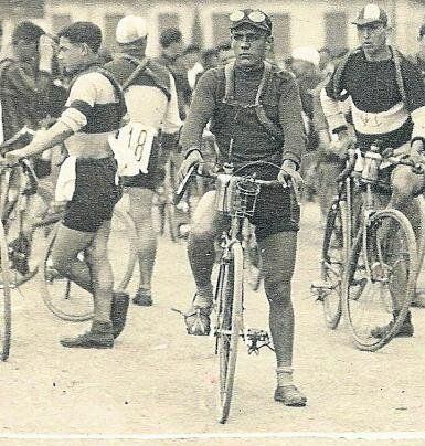 Francisco Cepeda sobre la bicicleta.