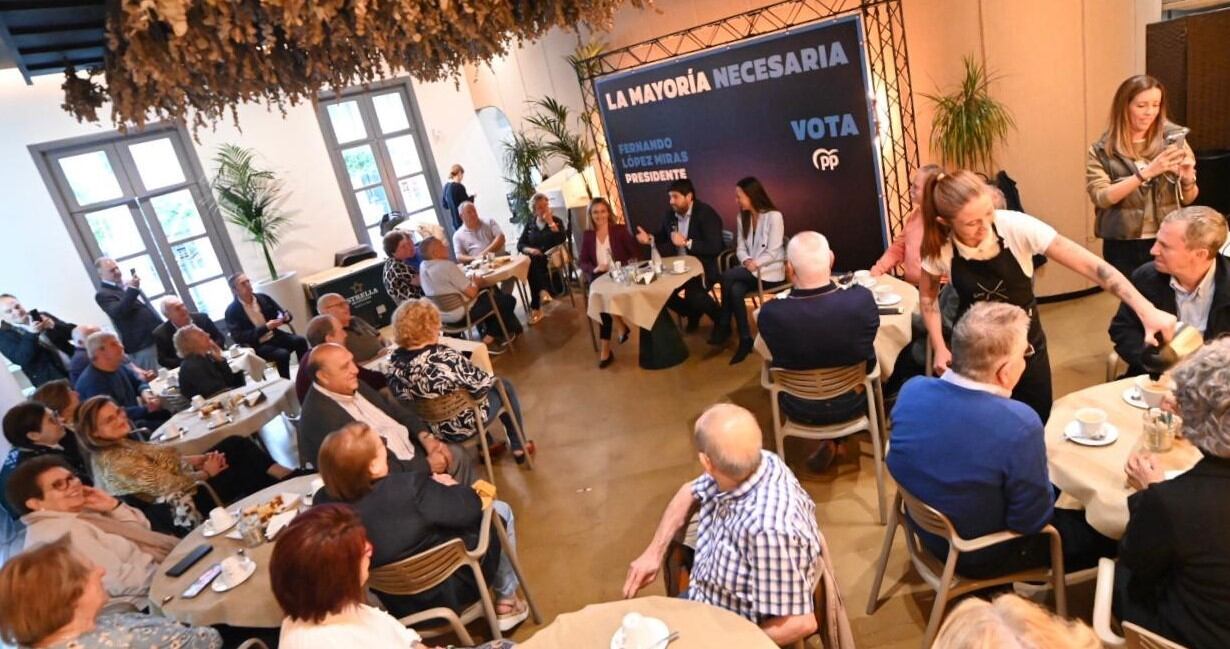 López Miras en desayuno con mayores