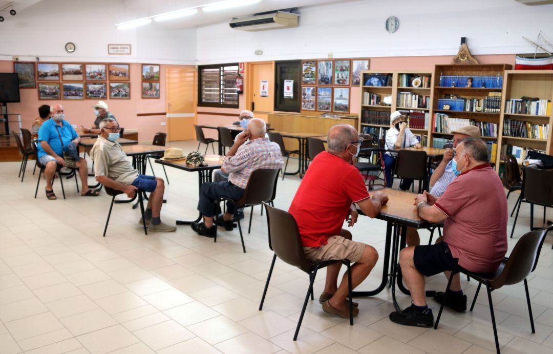 Grup de persones grans al casal d'avis Primer de Maig de Molins de Rei
