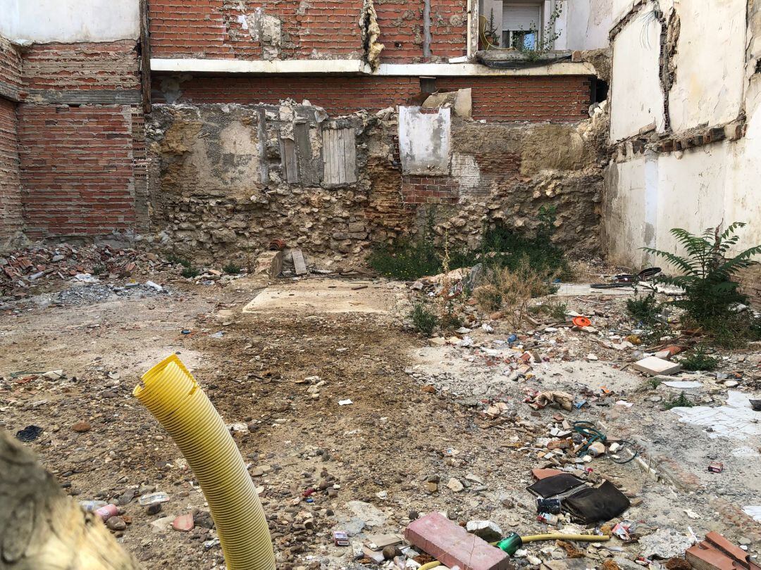 Estado en el que se encuentra el solar en la calle Barrio y Mier de Palencia