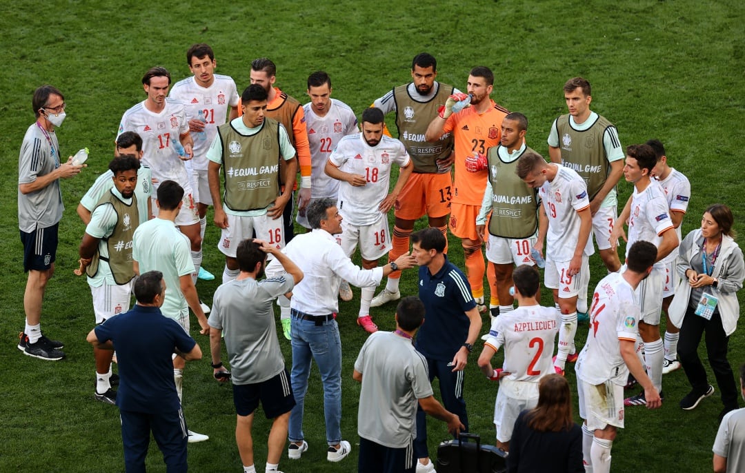 Luis Enrique dando indicaciones al equipo en la prórroga contra Croacia