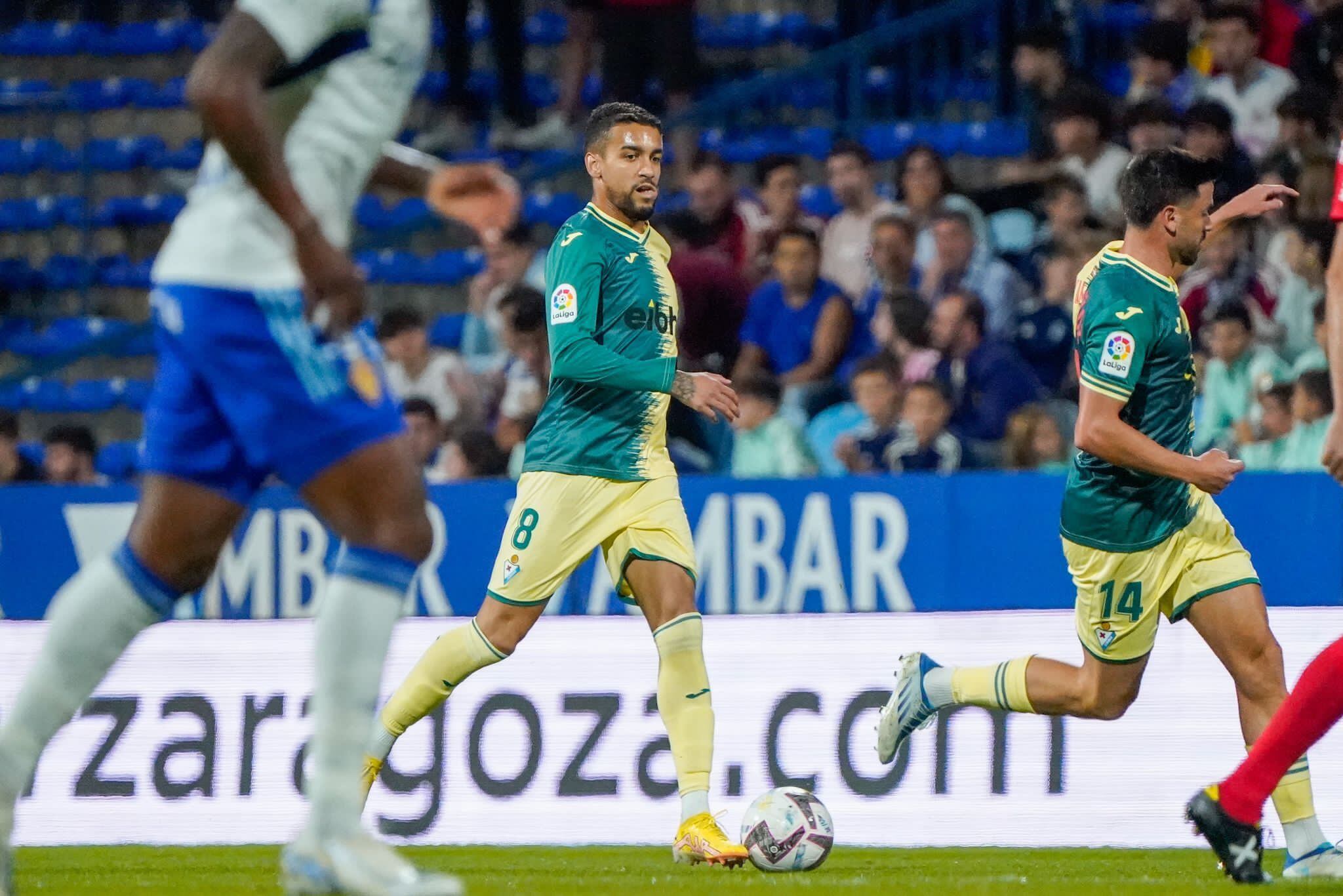 Matheus dirige el balon durante el encuentro ante el Zaragoza en la Romareda