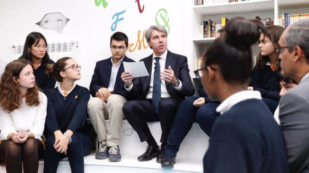 El ex presidente Ángel Garrido con un grupo de alumnos de un colegio concertado de Madrid