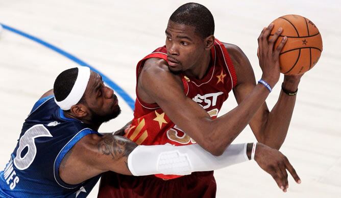 LeBron James (Miami Heat) defiende ante Kevin Durant (Oklahoma City Thunder).