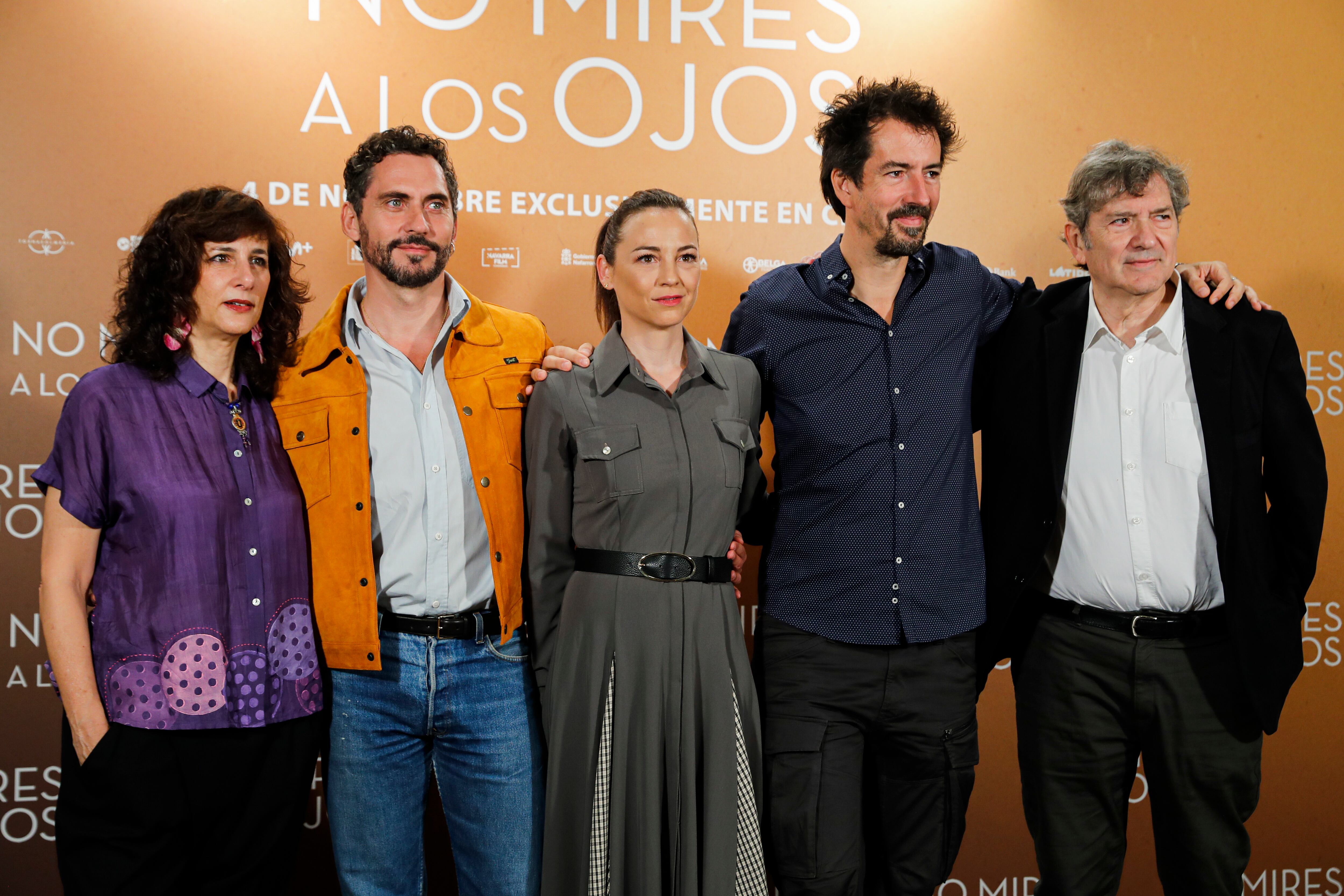 Los actores Leonor Waitling y Paco León, durante el posado de la película &quot;No mires a los ojos&quot;, dirigida por Félix Viscarret (2d) y basada en la novela de 2016 de Juan José Millás, &quot;Desde la sombra&quot;, este miércoles en Madrid. EFE/ Luis Millán.