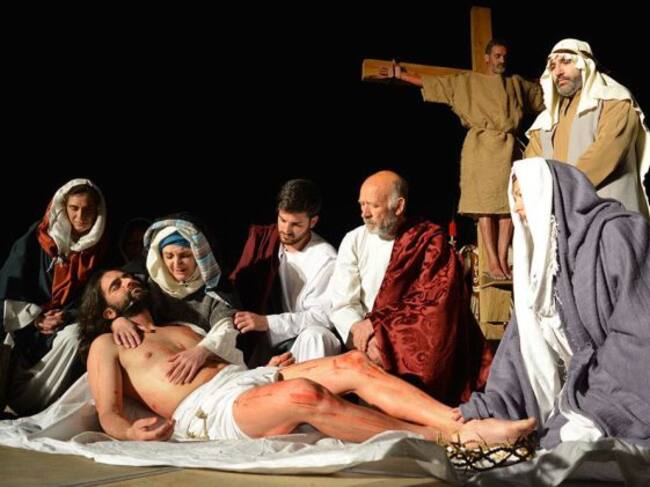 La representación comenzará, a las 21.00 horas, en el Centro Cultural, desde allí los espectadores irán acompañando por diferentes lugares a Jesús hasta el cabezo de la Ermita, donde tiene lugar la crucifixión, muerte y resurrección.