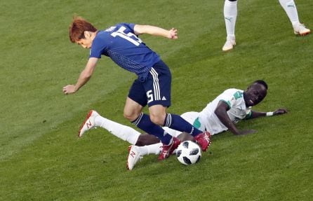 Mané y Osako luchan por un balón durante el partido