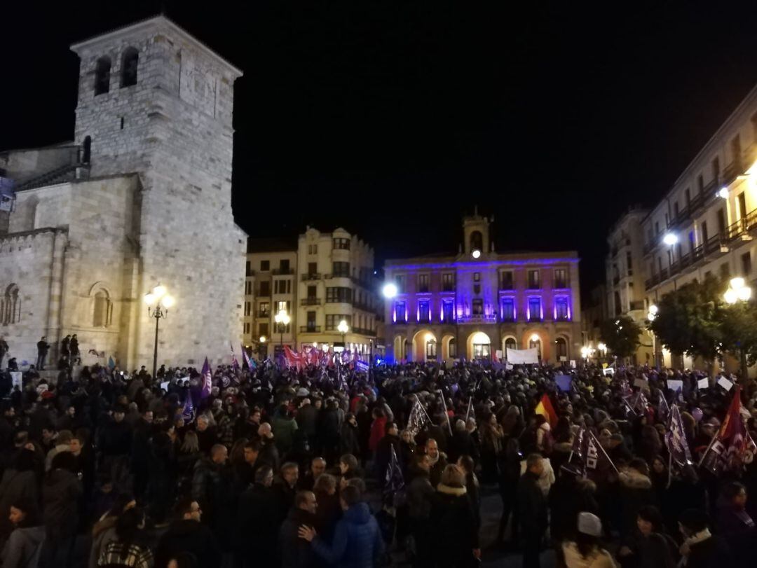 La Plaza Mayor abarrotada de personas en el final de la manifestación del 8 de marzo