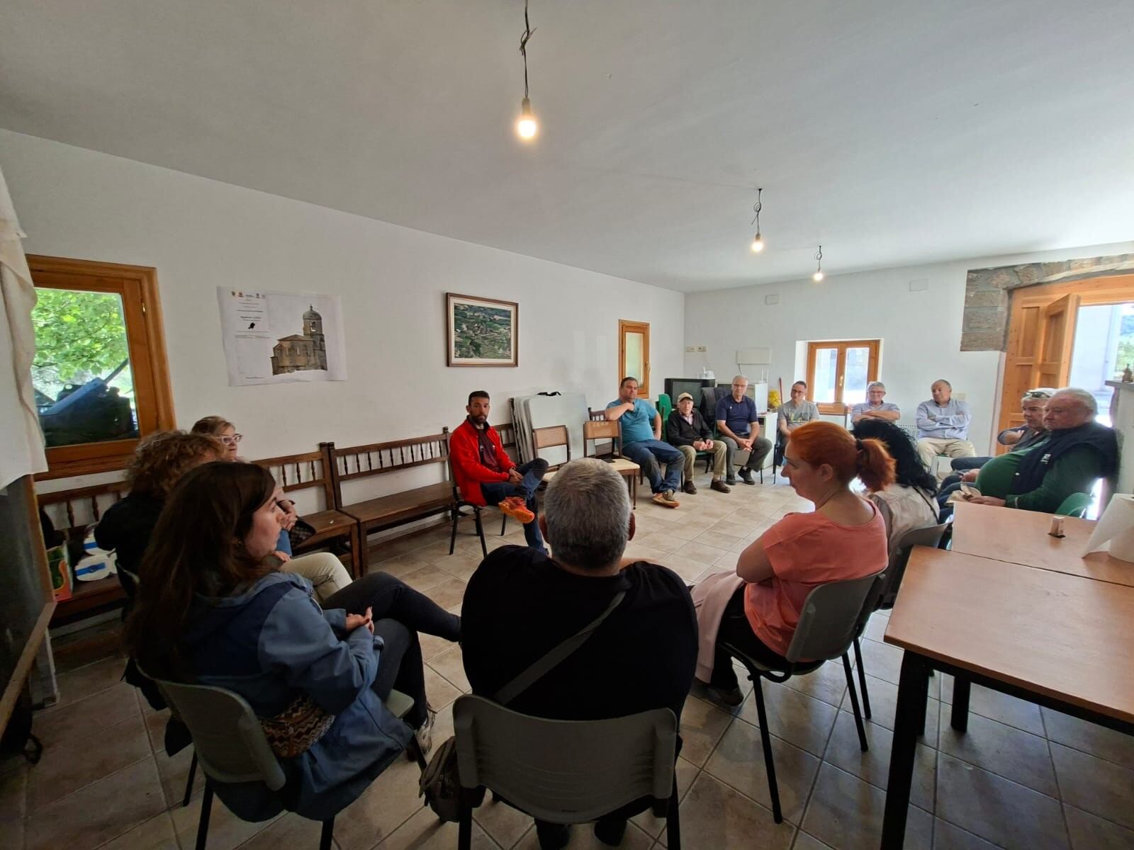 Reunión del alcalde de Aínsa con los vecinos de Olsón