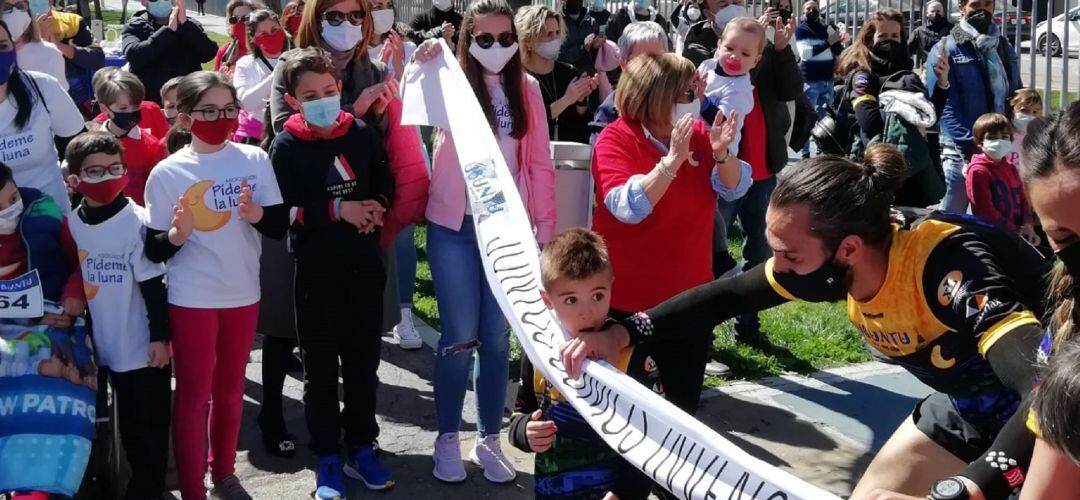 La delegada territorial de Salud y Familias, Trinidad Rus ha asistido a la llegada del atleta José Miguel Echevarría tras realizar el Reto Ubuntu, a favor de Pídeme la Luna.