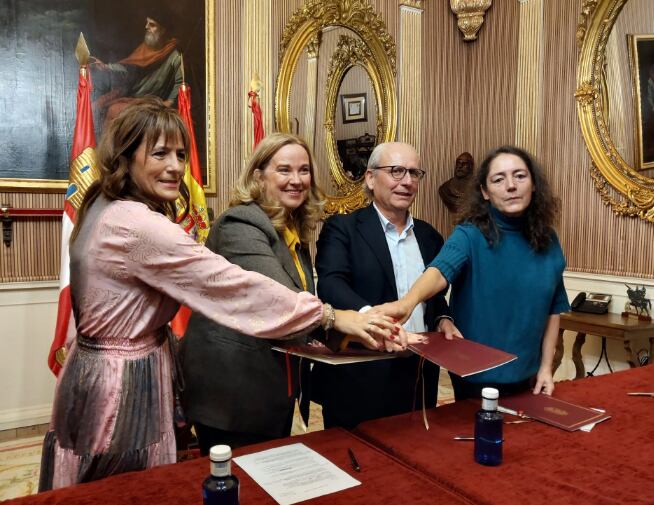 De izda a dcha: Sara Gil (UGT), la alcaldesa Ayala, Nacho San Millán (FAE) y Carmen Álvarez (CCOO)