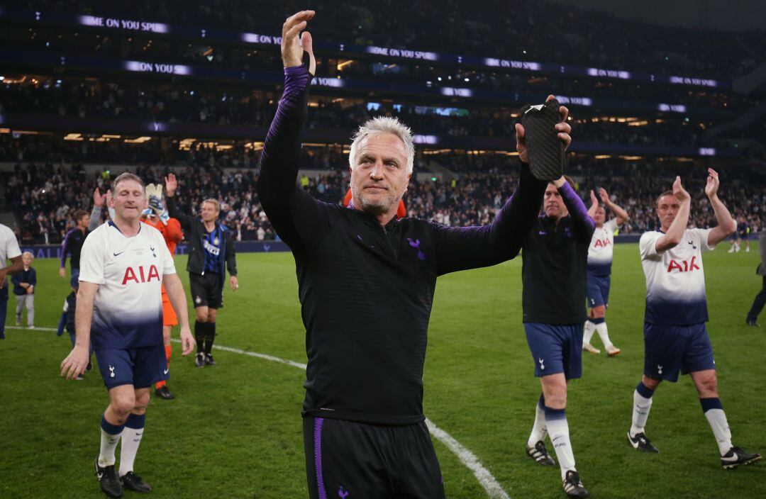 David Ginola en un partido benéfico