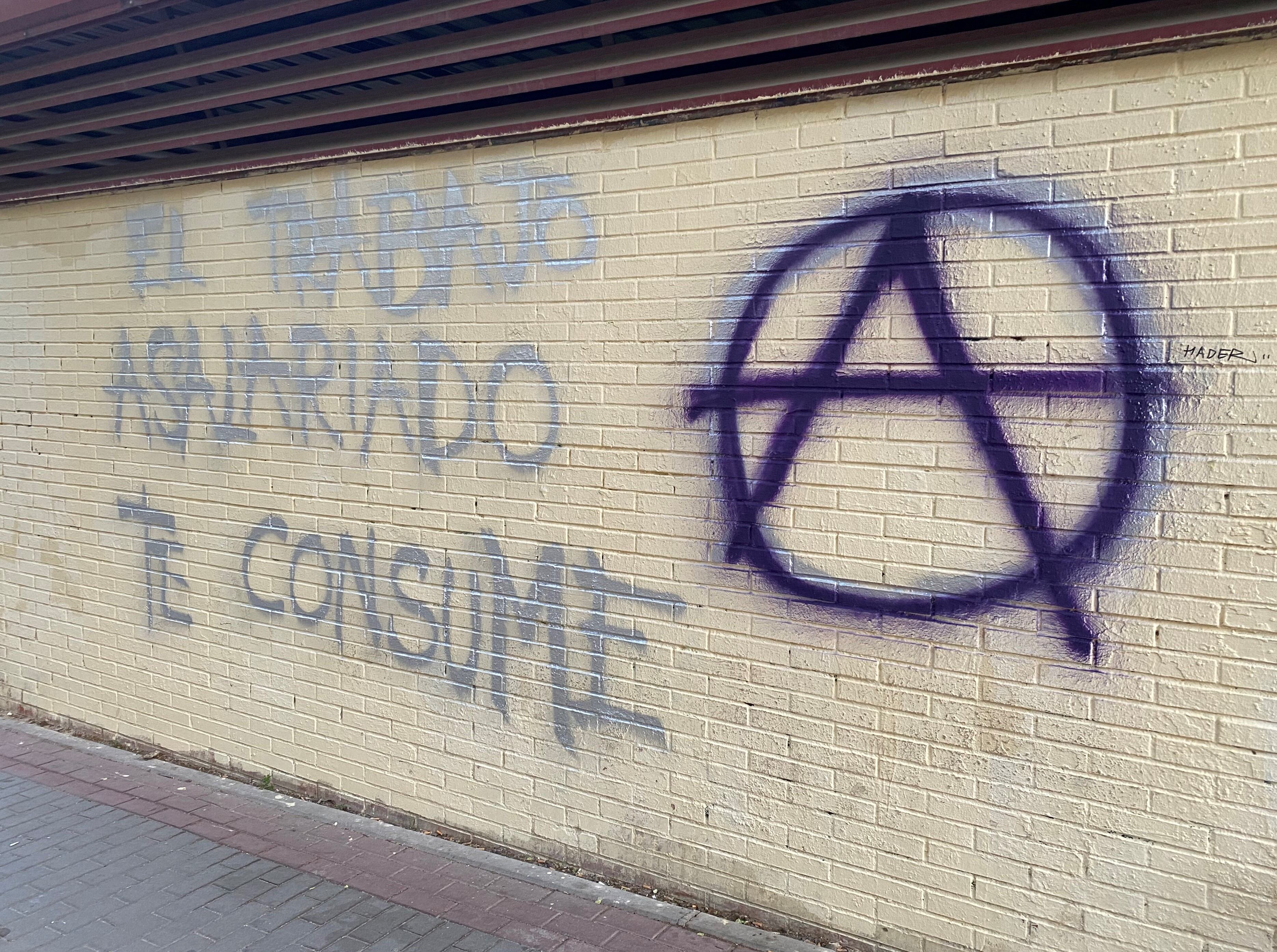 Pintada anarquista contra el capitalismo en Madrid