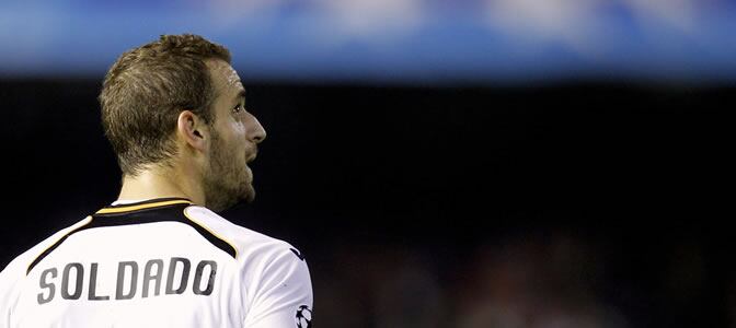 Soldado mira al cielo de Mestalla durante el partido ante el Genk