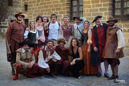 Foto de familia de actores principales y extras del Film