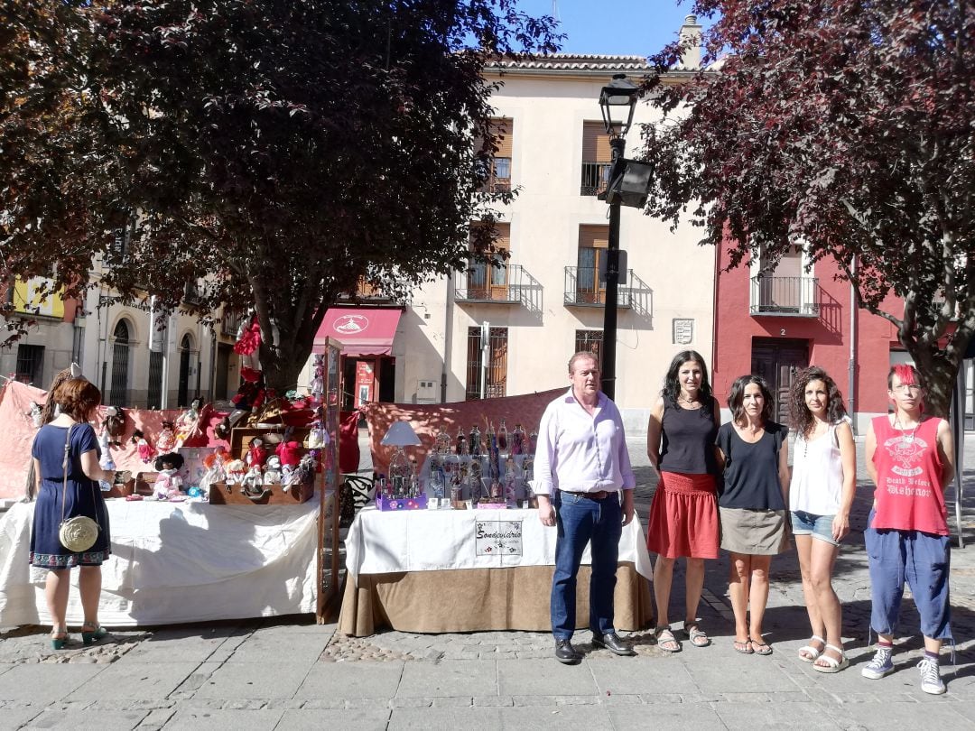 Momento de la presentación de los puestos artesanales en la plaza Pedro Dávila