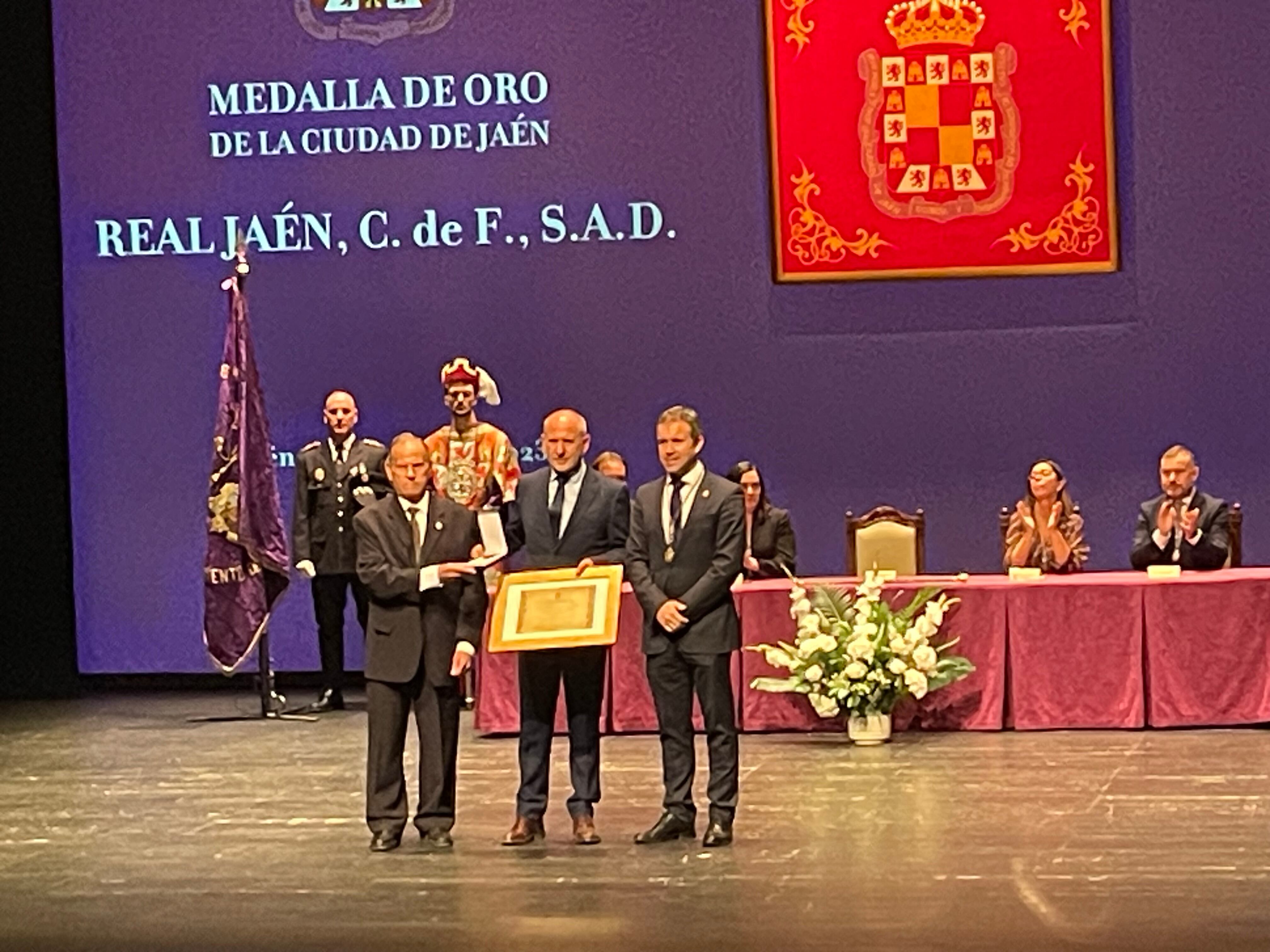 El socio número uno del club y su presidente reciben del alcalde Julio Millán la insignia de oro de la ciudad