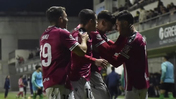 El FC Cartagena celebra un gol contra el Betis Deportivo en Sevilla.