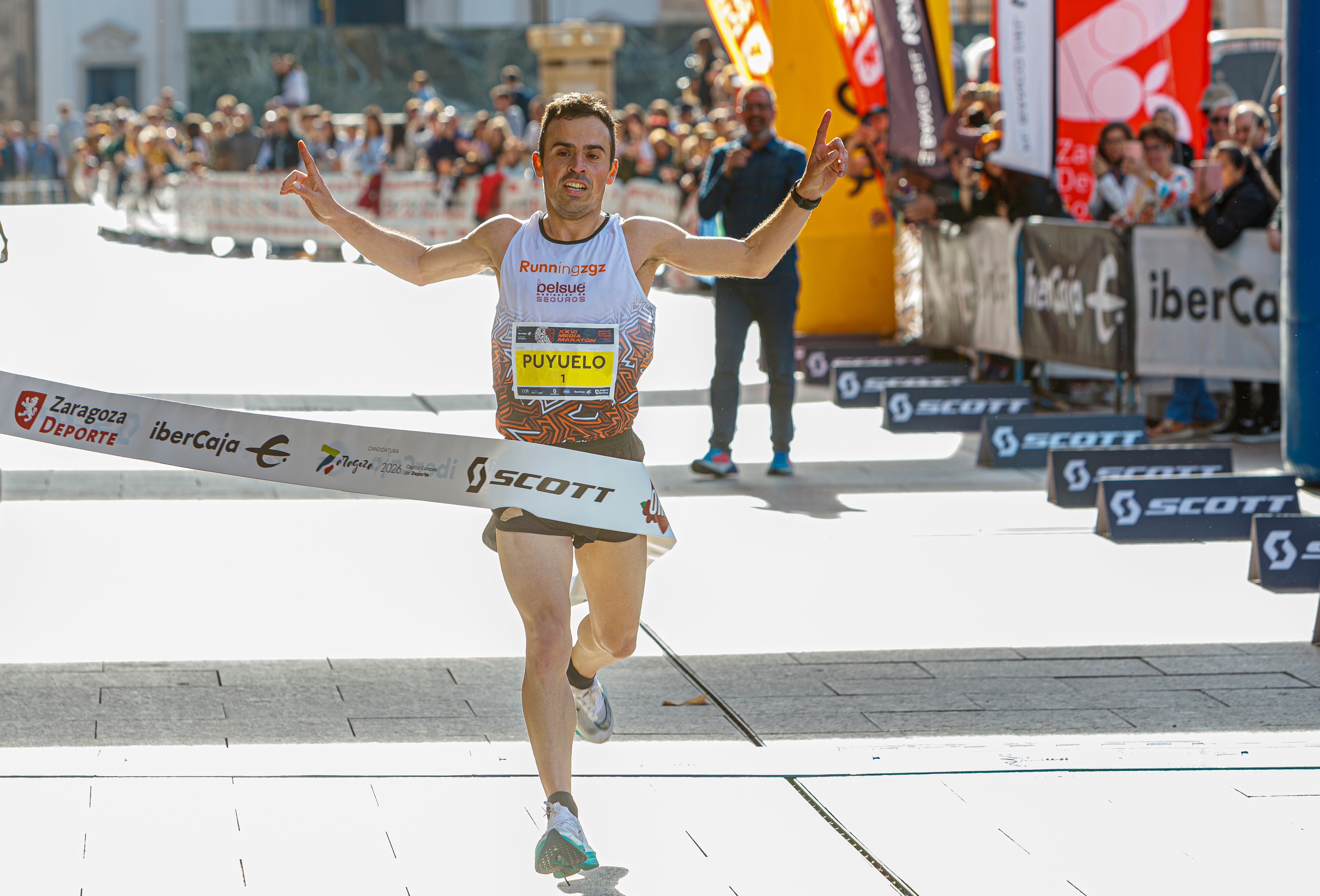 ZARAGOZA, 17/03/2024.- El atleta Alberto Puyuelo cruza la línea de meta para ganar la XXVI Edición de la Media Maratón de Zaragoza, en la que han participado más de tres mil corredores, este domingo. EFE/ Javier Belver