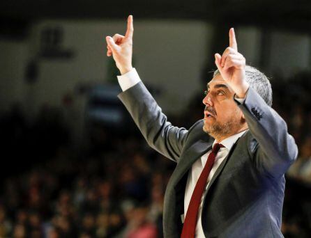 El entrenador del Lointek Gernika Bizkaia Mario López, en un momento del cuarto partido de cuartos de final de la Copa de la Reina de baloncesto disputado contra el IDK Gipuzkoa este viernes en la cancha de Mendizorrotza de Vitoria