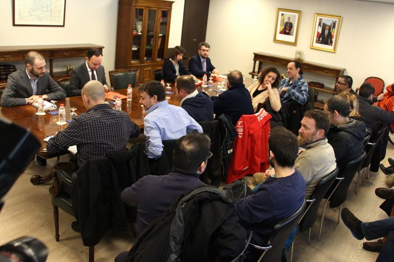 Una imatge dels moments previs a la reunió entre el Govern i els sindicats.