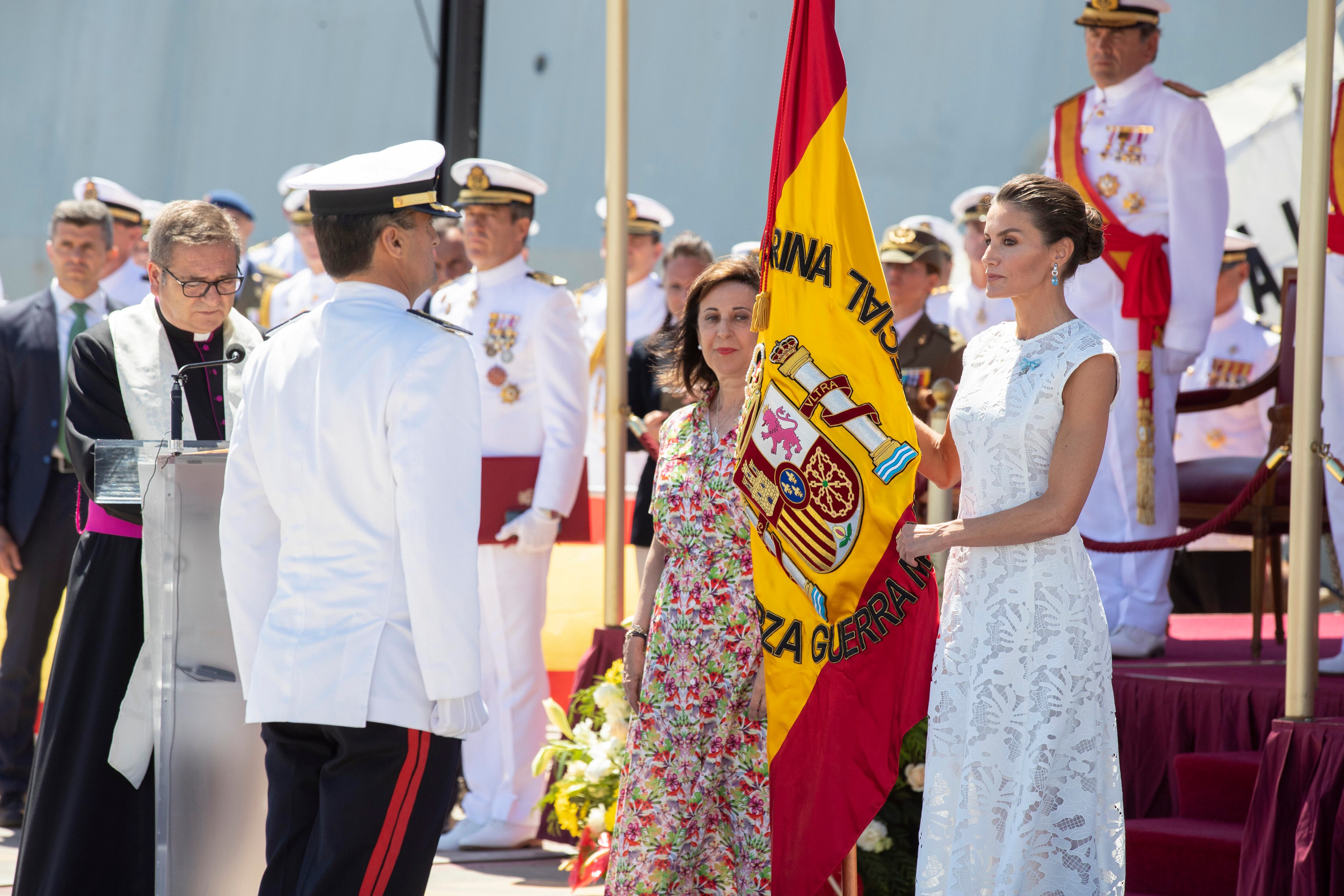 La Reina Letizia (d), acompañada por la ministra de Defensa, Margarita Robles (c), entrega la bandera nacional al comandante de la &quot;Fuerza de Guerra Naval Especial&quot; de Infantería de Marín, con base en La Algameca en el muelle Juan Sebastián Elcano de Cartagena. EFE/Marcial Guillén