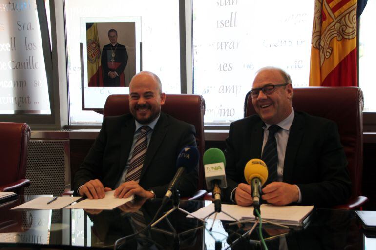 Els portaveus dels cònsols en situació distesa abans d'explicar els acords presos ahir