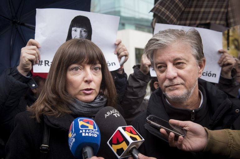 Raquel Tenías, activista y militante de Izquierda Unida y Zaragoza en Común (ZeC), acompañada por el alcalde de Zaragoza, Pedro Santisteve (d)