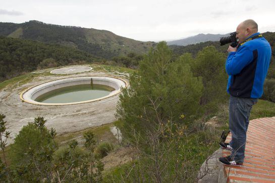 Una de las balsas de agua situada en el Paraje de los Montes de Málaga donde esta madrugada ha sido encontrado el cadáver del menor de 3 años que desapareció en Rincón de la Victoria (Málaga).