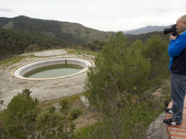 Una de las balsas de agua situada en el Paraje de los Montes de Málaga donde esta madrugada ha sido encontrado el cadáver del menor de 3 años que desapareció en Rincón de la Victoria (Málaga).