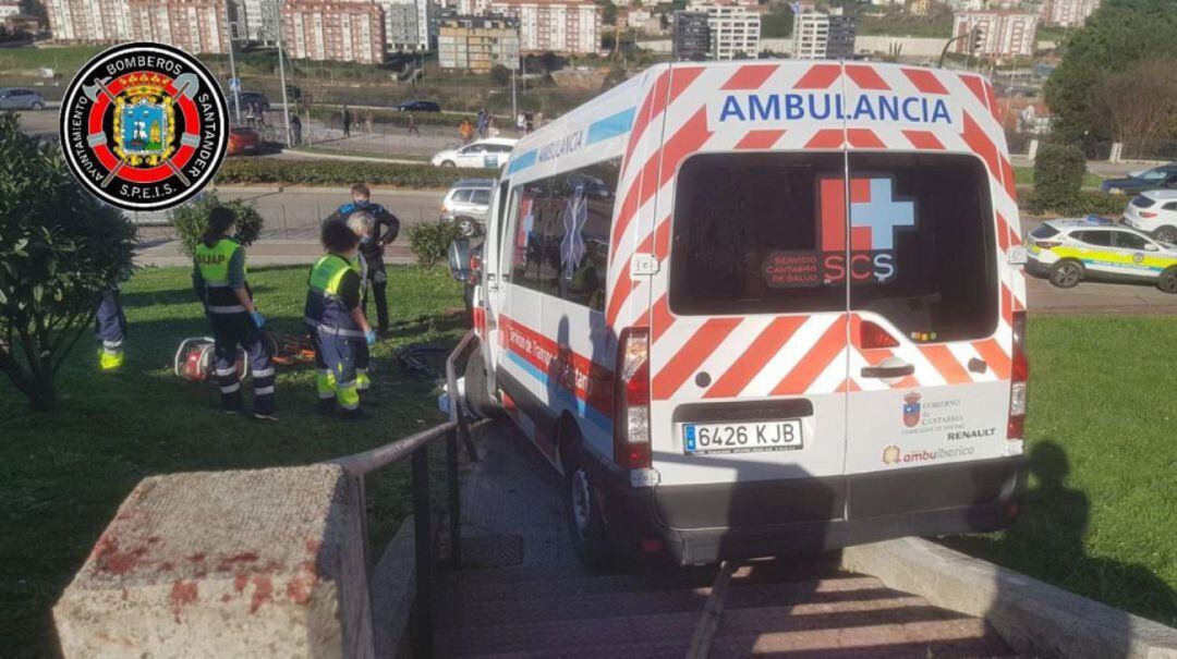 Ambulancia que se salió de la vía en la Bajada de Polio y arrolló a varias personas, falleciendo una de ellas