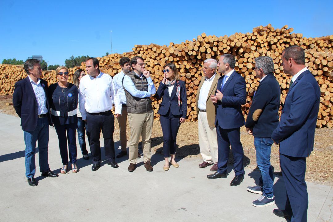 El candidato del PP a la Junta, Alfonso Fernández Mañueco visita la empresa Naturpellet en Sanchonuño