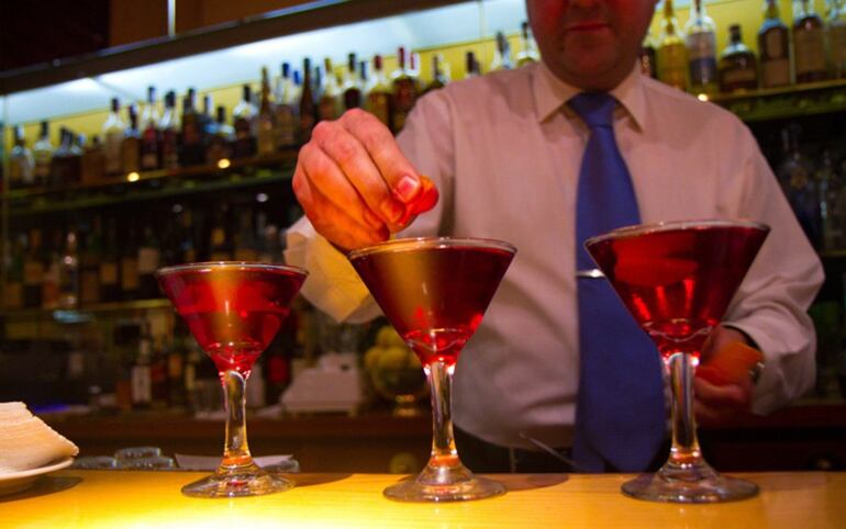 Cócteles del local en su momento de preparación