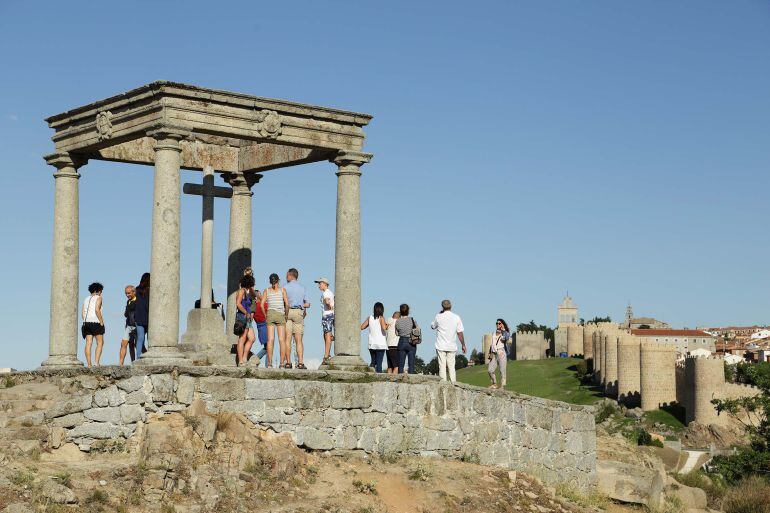 Un grupo de turistas fotografía la ciudad desde los Cuatro Postes