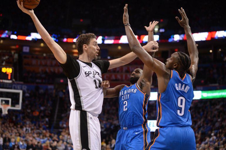 Pau, con la pelota ante Raymond Felton y Oklahoma City Thunder