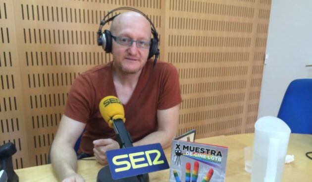 Jesús Costa, presidente del colectivo No Te Prives, en los estudios de Radio Murcia. Archivo.