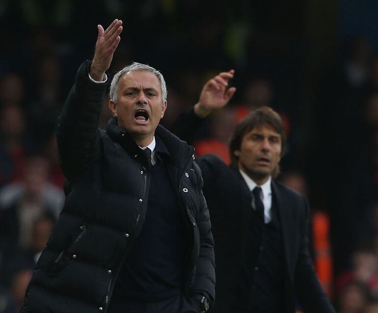 Conte y Mourinho durante el duelo que les enfrentó en la pasada jornada.