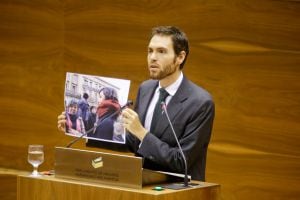 Sergio Sayas (UPN) mostrando la foto de las parlamentarias de Podemos